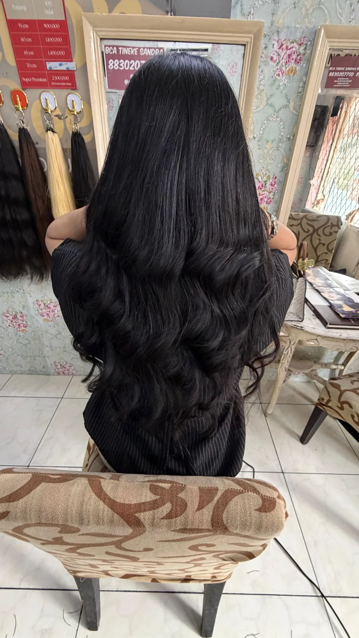 Hasil rambut panjang setelah pemasangan Feather Hair Extension